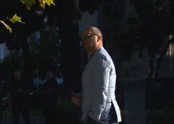 ‘S’keni turp, plehra’/ Deputeti i PD ofendon protestuesit