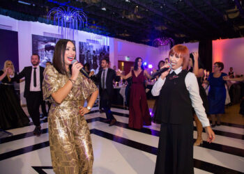 Motrat ‘Libohova’ bëjnë paqe? Festojnë me miqtë dhe familjarët