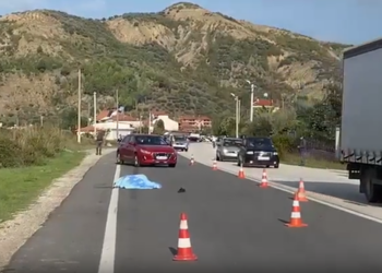 Peqin/ Gruaja u hodh nga furgoni pas sherrit me burrin, pranga 68-vjeçarit
