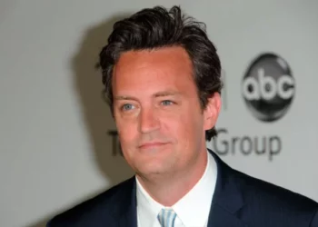 Fansat e Matthew Perry bëjnë homazhe në ndërtesën ikonike të ‘Friends’