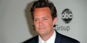 Fansat e Matthew Perry bëjnë homazhe në ndërtesën ikonike të ‘Friends’
