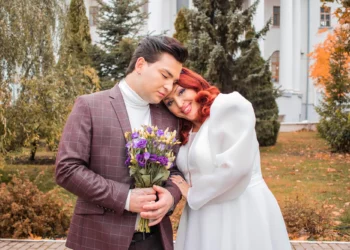 Tronditet Rusia! Mamaja martohet me djalin e birësuar, 31 vite më të vogël