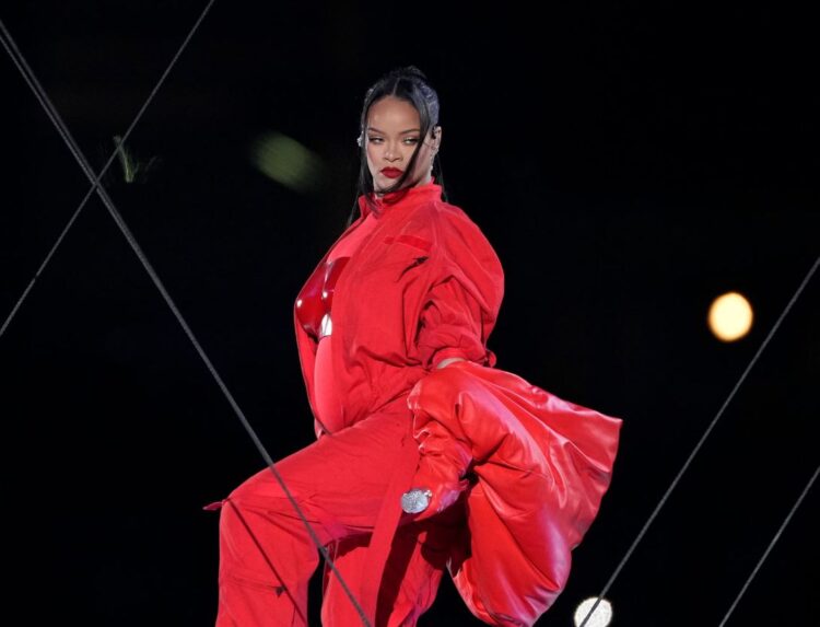 Me këtë vlerë, del në shitje jumpsuit-i që Rihanna veshi në “Super Bowl″!