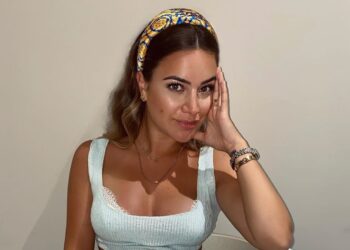 ‘Ekstrem zhveshur’/ Ndjekësja e kritikoi për veshjen, Sara s’ja lë mangut