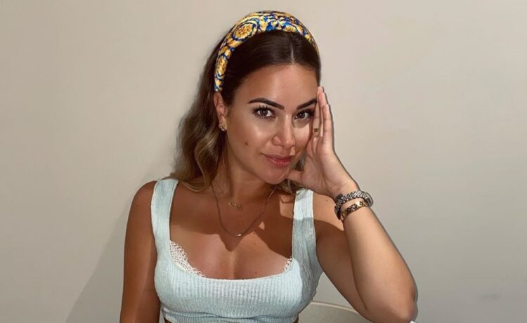 ‘Ekstrem zhveshur’/ Ndjekësja e kritikoi për veshjen, Sara s’ja lë mangut