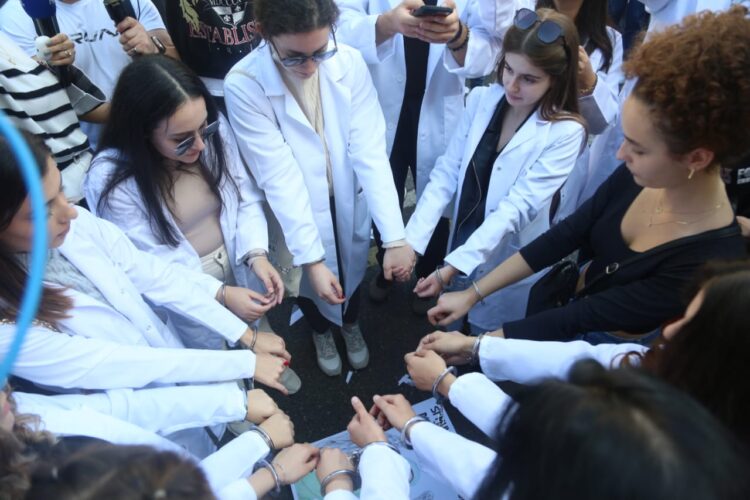 Studentët e Mjekësisë arrijnë dakordësi me rektorin e Universitetit!