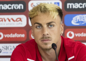 Nuk qenka beqar, jo! Seferi uron publikisht të dashurën për ditëlindje