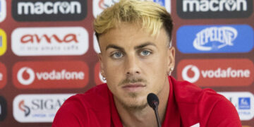 Nuk qenka beqar, jo! Seferi uron publikisht të dashurën për ditëlindje