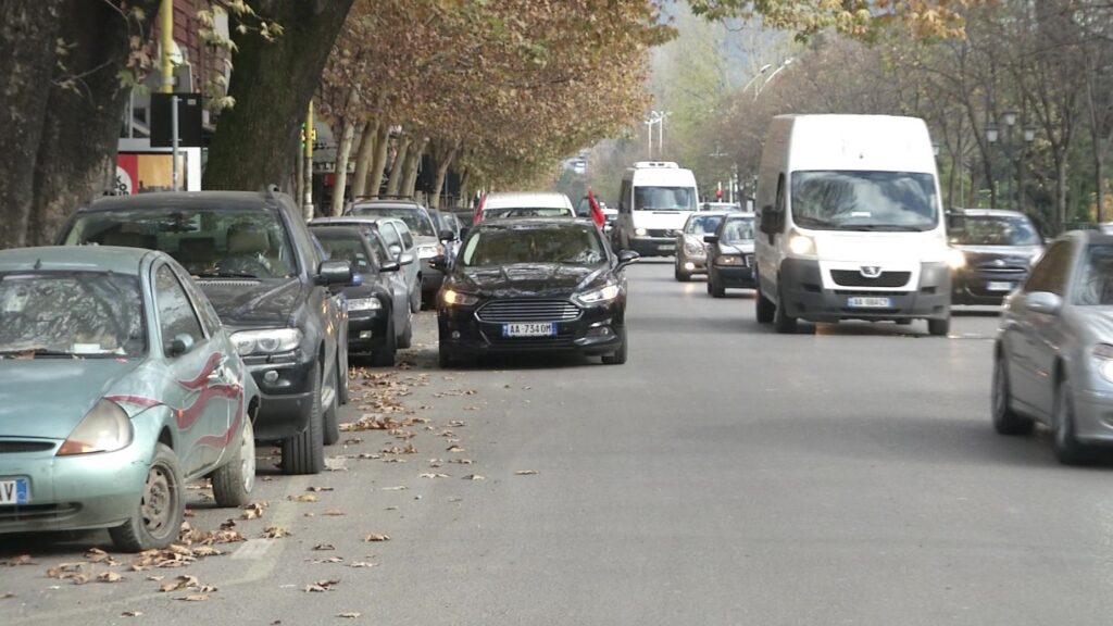 11 mijë e 400 gjoba vetëm për një javë: Shqiptarët nuk dinë të parkojnë