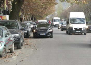 11 mijë e 400 gjoba vetëm për një javë: Shqiptarët nuk dinë të parkojnë