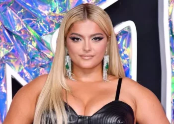 VIDEO/ Bebe Rexha uron festat e Nëntorit