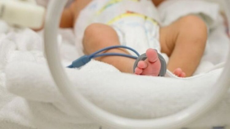 Një foshnje e porsalindur gjendet e braktisur në bodrumin e një pallati