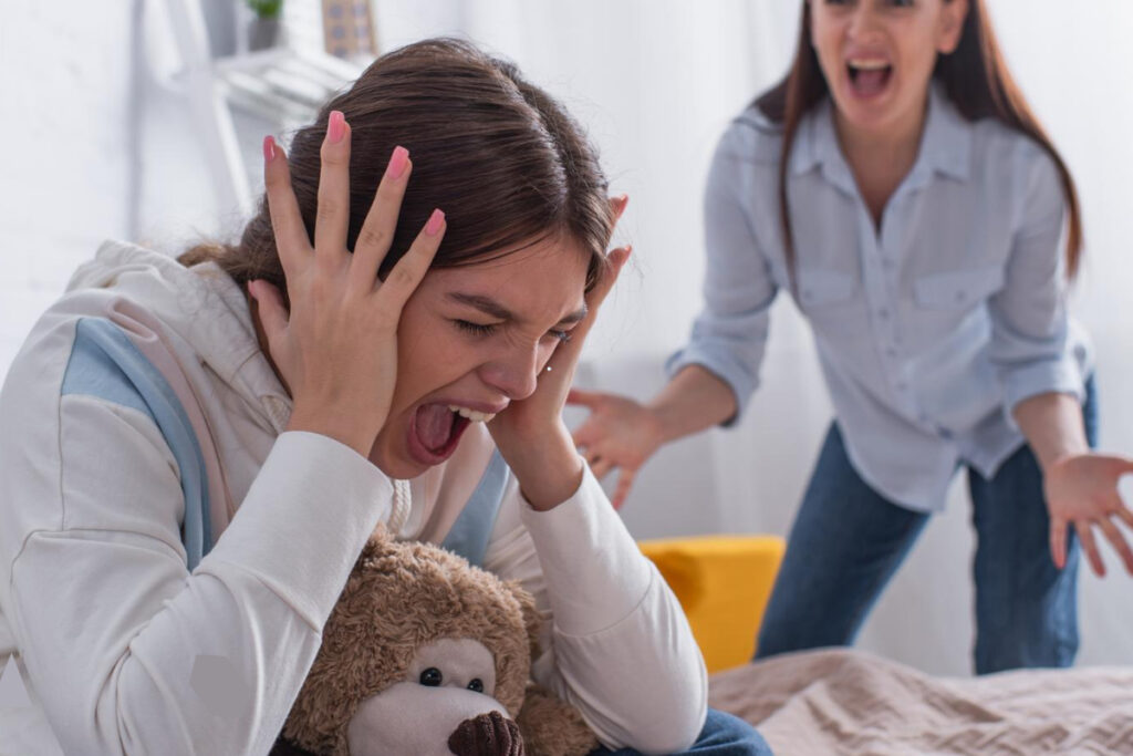 Prindërit apo miqtë? Kush ndikon më shumë tek një adoleshent
