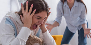 Prindërit apo miqtë? Kush ndikon më shumë tek një adoleshent