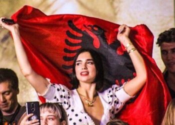 FOTO/ Dua Lipa uron shqip Pavarësinë!