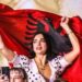 FOTO/ Dua Lipa uron shqip Pavarësinë!