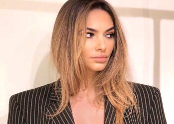 “Mos na çaj tr*pin”/ Moderatorja e njohur nuk ia kursen ndjekëses (FOTO)