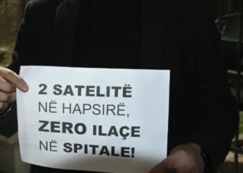 Protestë para Ministrisë së Shëndetësisë për mungesë ilaçesh