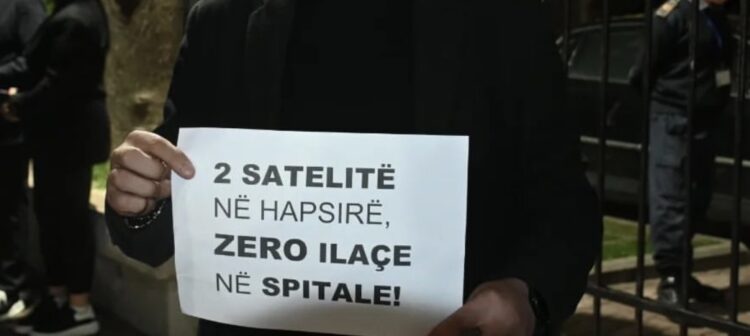 Protestë para Ministrisë së Shëndetësisë për mungesë ilaçesh