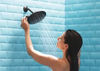 Pse është e rrezikshme të bëni dush kur jashtë bie shi?