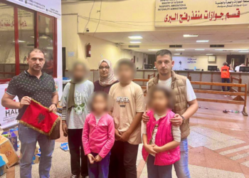 Nëna shqiptare me 4 fëmijët i shpëtojnë luftës, largohen nga Gaza