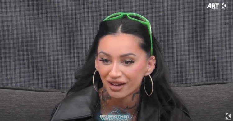 Bisedë me vajzat në oborr, Alby tregon kuptimin e veçantë të emrit të saj