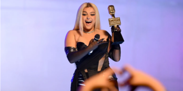 Bebe Rexha shkëlqen me performancën në ‘BBMA’, shpërblehet edhe me çmim