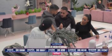 Situata në shtëpi jashtë kontrrollit, Ganiu i bie tavolinës me grushta