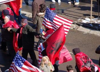 Shqiptarët në SHBA festojnë Ditën e Flamurit, Filadelfia vishet kuq e zi