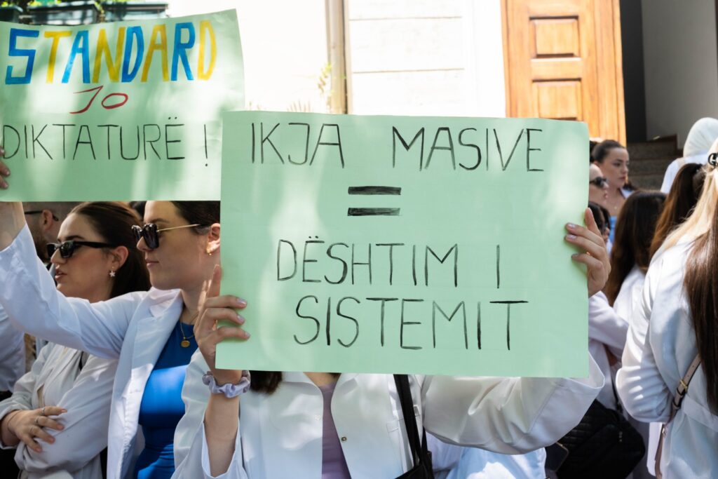 Gjykata Kushtetuese kundër qeverisë, pezullon ligjin për “Mjekësinë”