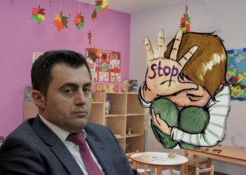 Edukatorja dhunoi 5-vjeçarin, bashkia Elbasan ia vë fajin të miturit
