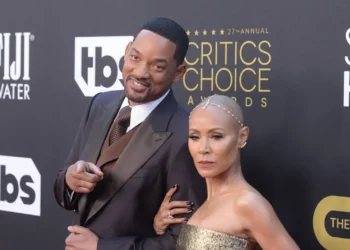 Pas skandalit se ka kryer marrëdhënie me një burrë, reagon gruaja e Smith