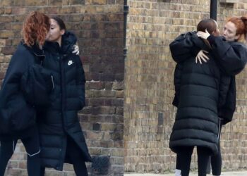 Alex Scott dhe Jess Glynne shkëmbejnë puthje pasionante në publik