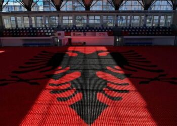 Shqiptarja për “Guinness”, ndërton flamurin më të madh në botë prej letre!