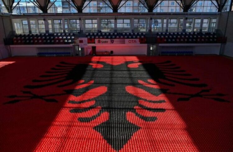 Shqiptarja për “Guinness”, ndërton flamurin më të madh në botë prej letre!