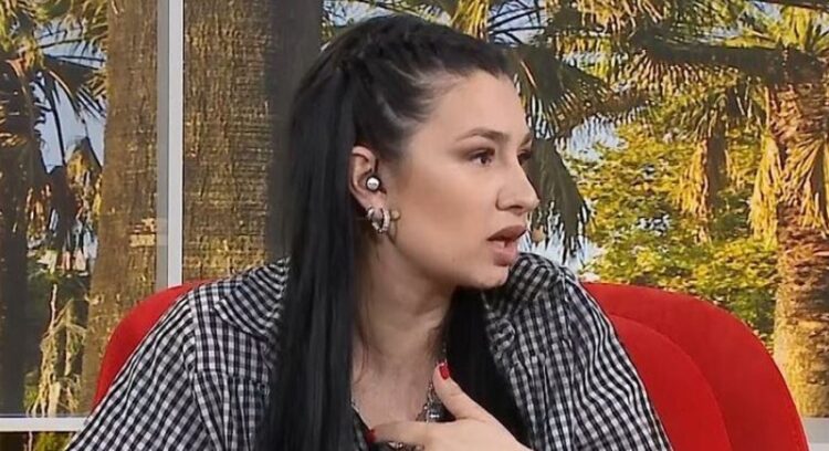 E bullizuan për peshën, moderatorja e njohur zbulon se është shtatzënë!