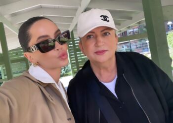 Dafina uron mamanë për ditëlindje, ndan disa foto të vjetra me të