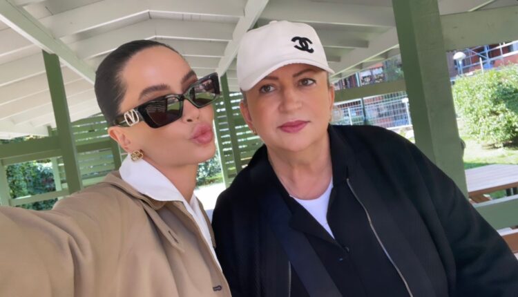 Dafina uron mamanë për ditëlindje, ndan disa foto të vjetra me të