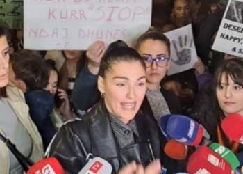 “Kemi prekur fundin”, Eliona Pitarka përlotet në protestën ndaj 3-vjeçares