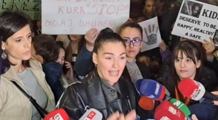 “Kemi prekur fundin”, Eliona Pitarka përlotet në protestën ndaj 3-vjeçares