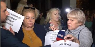 Dhuna ndaj 3-vjeçares, nëna e gjyshe protestojnë para Ministrisë së Arsimit