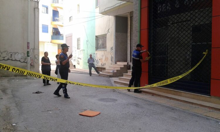 Tronditet Shqipëria/ Dy të rinj hidhen nga pallati, gjejnë vdekjen në vend