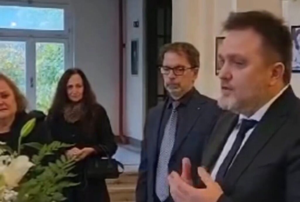 “Shpresoj t’ia dalim”, Julian Deda përcjell babain me fjalët më të ndjera