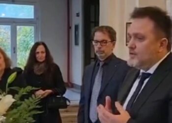 “Shpresoj t’ia dalim”, Julian Deda përcjell babain me fjalët më të ndjera