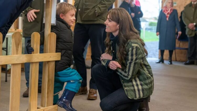 ‘Kush je ti?’/ Kate kapet në befasi nga një fëmijë, si përgjigjet ajo?
