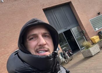 “Djemtë që dikur çliruan Kosovën, po rrinë në burg”, Mozzik shkon në Hagë