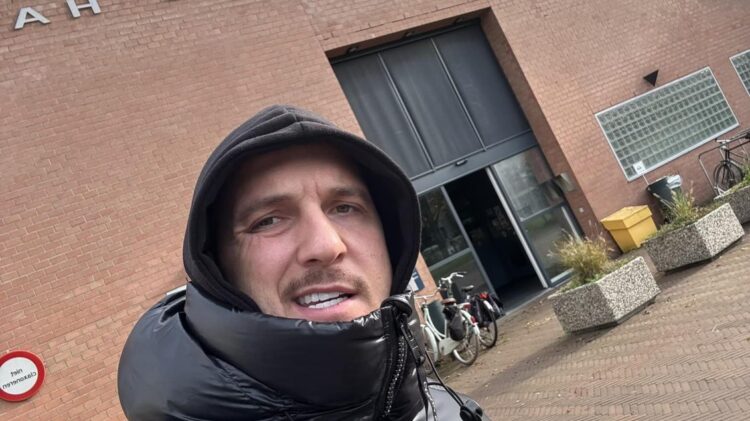 “Djemtë që dikur çliruan Kosovën, po rrinë në burg”, Mozzik shkon në Hagë