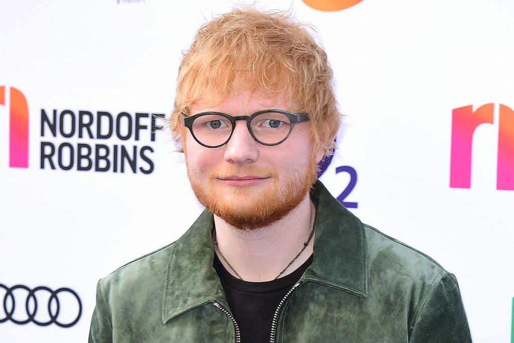 Ed Sheeran shet veshjet e tij për bamirësi, mes tyre edhe të brendshmet