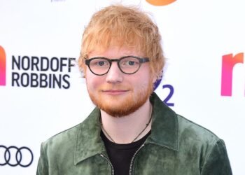 Ed Sheeran shet veshjet e tij për bamirësi, mes tyre edhe të brendshmet