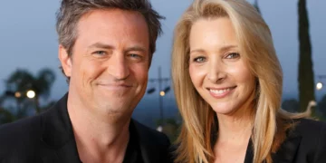 Lisa Kudrow i bashkohet grupit me dedikimin prekës për Matthew